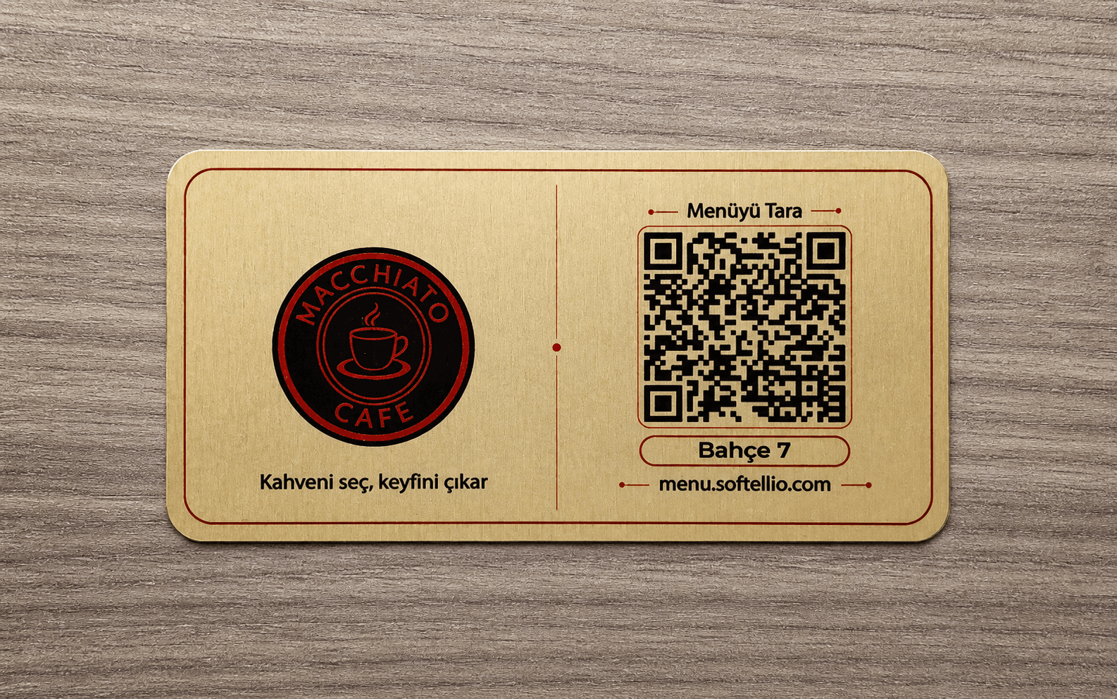 لوحة منيو QR ذهبية مخصصة لمطعم ومثبتة على الطاولة