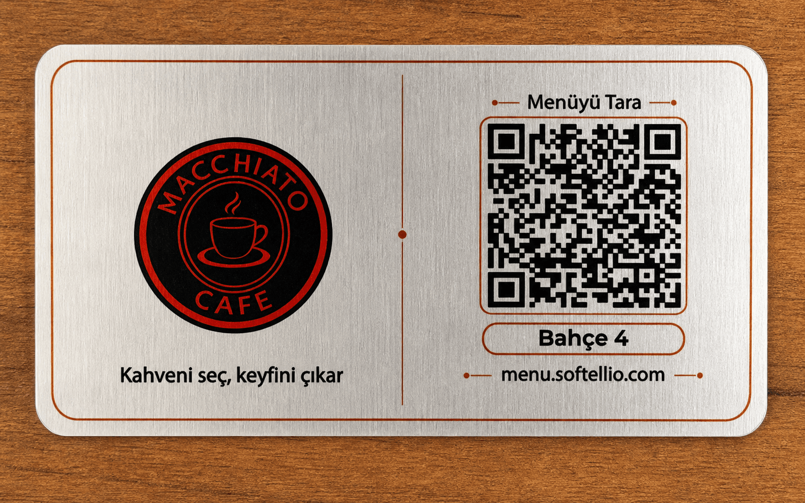 لوحة منيو QR فضية مخصصة لمطعم ومثبتة على الطاولة